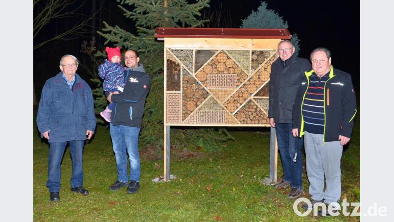 Unmittelbar neben dem Eingang zur Vereinshütte übergeben (von rechts) Hans Preßl, Ewald Zetzl, Andreas Neuber und Hüttenwart Georg Neuber ein selbst kreiertes Insektenhotel seiner Bestimmung. Bild: fjo