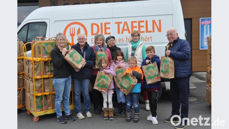 Rewe-Marktinhaberin Anja Schaller (links) überreicht an die Vohenstraußer Tafel Waren im Wert von 1500 Euro. Hedwig Reger (Zweite von links) konnte es mit ihrem Team gar nicht glauben, dass in der Bevölkerung so eine große Spendenbereitschaft vorhanden ist. Bild: dob