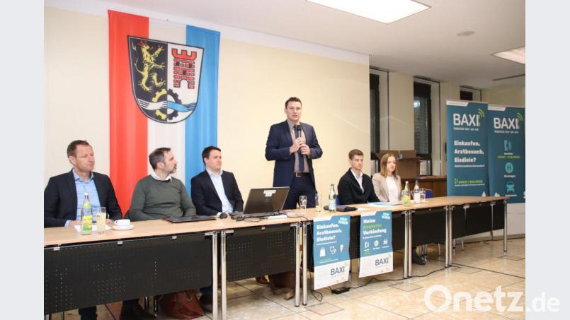 Landrat Thomas Ebeling (stehend) leitete die Konferenz im Landratsamt, die Bürgermeistern, Verwaltungsbeamten und anderen Zuständigen den letzten Planungsstand beim Anrufbus nahe brachte. Am 16. Dezember geht es mit dem BAXI los. Bild: Thomas Dobler