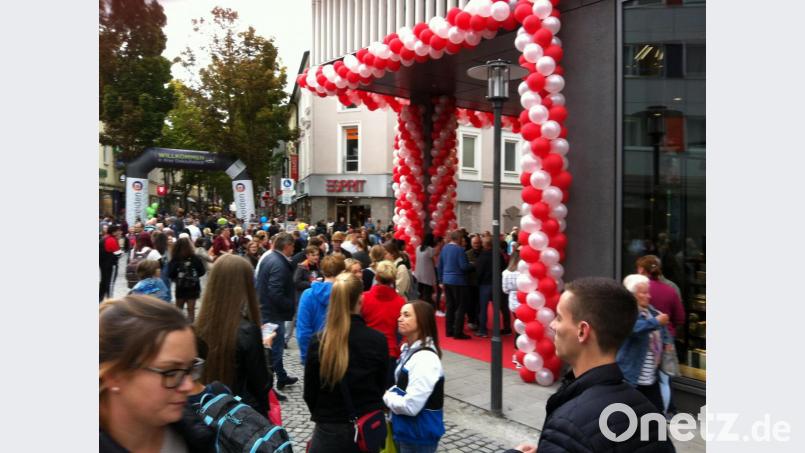Vor dem Eingang harren die Besucher aus. Der Alarm heult auch um 14.10 Uhr noch. Bild: nm
