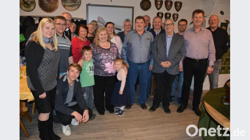 Mit vielen Gästen feierte am Samstag Dieter Franke (Siebter von rechts) im Mitterteicher Schützenhaus seinen 60. Geburtstag. Dazu gratulierten ihm Gattin Petra (links neben ihm), Sohn Tobias (Zweiter von links) und die gesamte Familie. Weitere Gratulanten waren (von rechts) Alfred Koch (Waldsassen), Gauschützenmeister Manfred Zölch sowie Mitterteichs Schützenmeister Wolfgang Friedl (Fünfter von rechts). Bild: jr