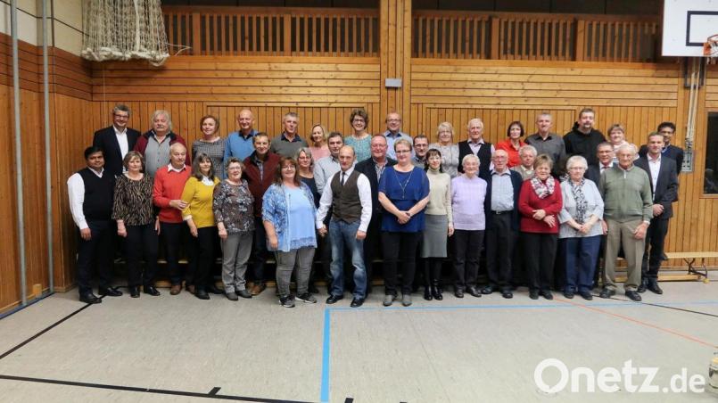 17 Paare aus Friedenfels (Bild) feierten ihr Ehejubiläum und verbrachten nach dem Dankgottesdienst einen gemütlichen Aufenthalt in der Steinwaldhalle. Bild: bsc