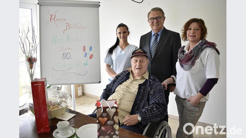 Gratulation zum 80. Geburtstag (von links): Pflegefachkraft Natalia Swidulescu, Jubilar Herbert Rödel, Zweiter Bürgermeister Herbert Lehner und Betreuungsassistentin Heike Hirschmüller. Bild: sck