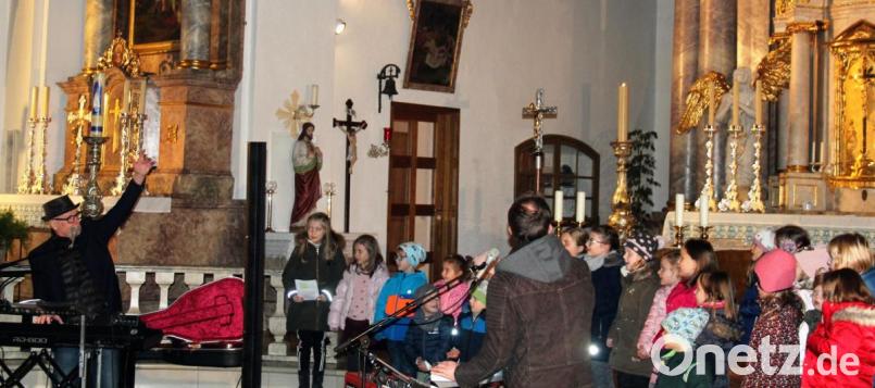 Siegfried (links) und Oliver Fietz bezogen auch den Kulmainer Kindergottesdienst-Chor "Ichthys" mit ein. Bild: stg