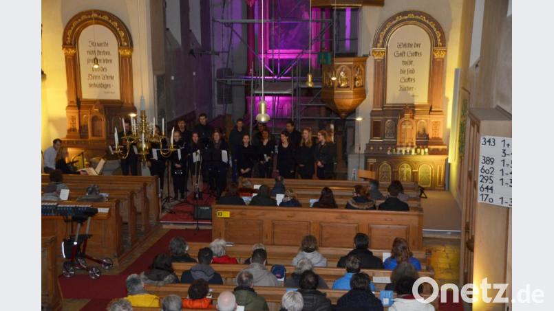 Vor dem Gerüst des Altarraums preisen die Chormitglieder von "Gospel &amp; more" der Freien Christengemeinde (FCG) Hammerweg Weiden Gott und begeisterten mit den fröhlichen Liedern das Publikum. Bild: dob
