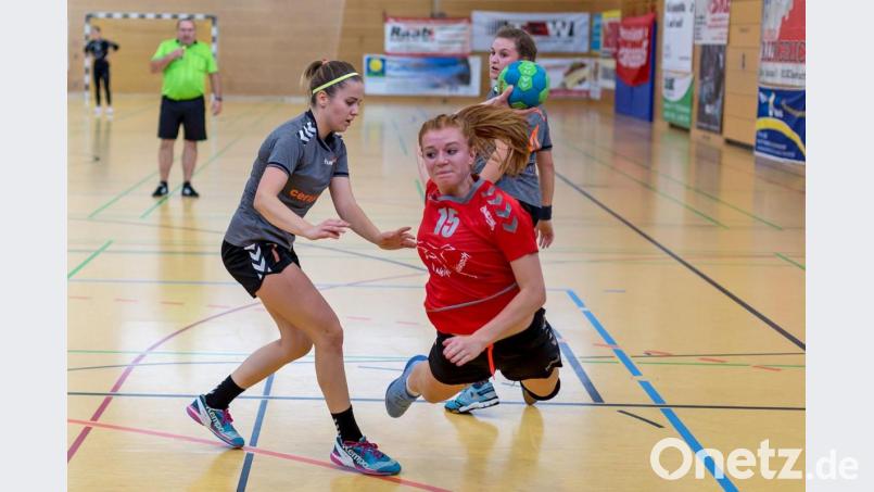 Magdalena Streit (hier im Spiel gegen die HG Eckental) konnte sich mit viel Körpereinsatz auch gegen die HG Amberg immer wieder durchsetzen und konnte sich neun Mal in die Torschützenliste eintragen. Bild: gud