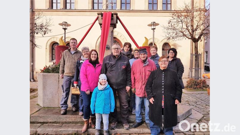 Viele fleißige Helfer sorgten dafür, dass der Adventsbrunnen wieder Gestalt annahm. Bild: stg
