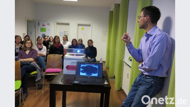 Wenn die Darmflora aus dem Gleichgewicht gerate, zeige sich das oft durch eine erhöhte Infektanfälligkeit, betonte Dr. Florian Hage (rechts) in seinem Vortrag. Bild: jzk