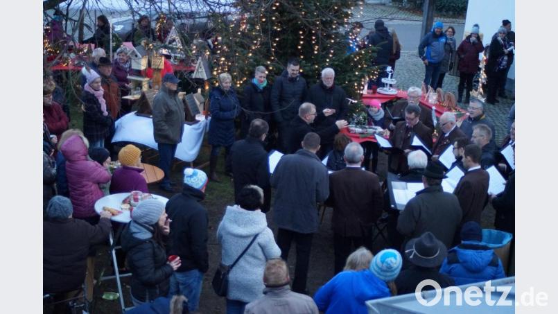 Auch das etwas windige Wetter störte den Männergesangverein Gemütlichkeit bei ihrem einstündigen Konzert nicht. Bild: slh