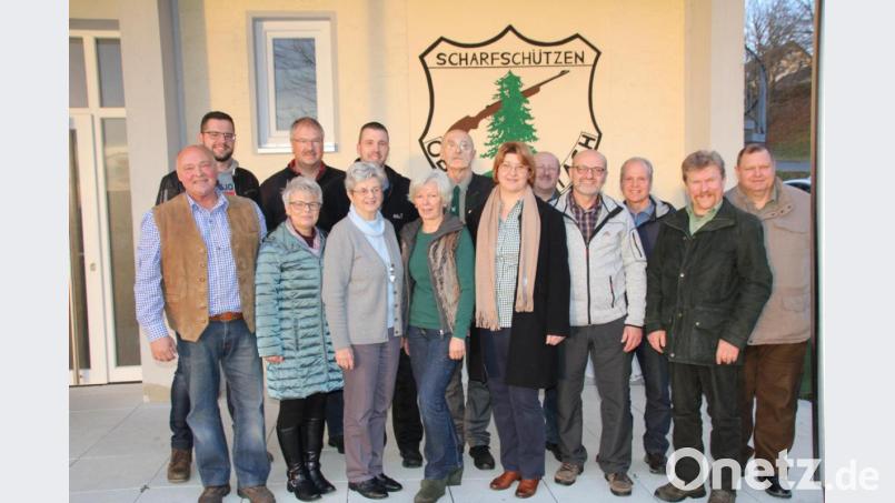 Wieder komplett ist die Vorstandschaft der &quot;Scharfschützen&quot;. Bei Nachwahlen wurden die Lücken geschlossen. Dem Gremium gehören nun (von links) Schützenmeister Achim Schallmoser sowie Alexander Klier, Margit Spickenreuther, Josef Schmauß, Renate Habl-Kiesl, Tobias Klier, Christa Mauritz, Günter Gilch, Kathrin Schallmoser, Hans Brunner, Franz Herdegen, Reinhard Spickenreuther, Rudi Krippner und Michael Trapp an. Bild: frd