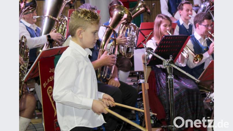 Auch ein Dachziegel kann ein Musikinstrument sein, hier für den Nachwuchsschlagzeuger Felix Brändl. Bild: Schönberger, Ferdinand [fsb]