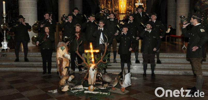 Jagdhornbläser der Kreisgruppe eröffneten mit ihrem neuen Hornmeister Hans Renner (rechts) die Hubertus-Messe. Bild: gf