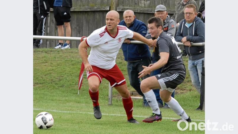 Die SpVgg Wiesau (links Peter Trottmann), Szene vom 1:1 bei der SG Mitterteich II/Steinmühle (rechts Dominik Krieglsteiner), überwintert in der Kreisliga Süd mit 33 Punkten auf Platz vier. Das Tabellenbild ist jedoch schief, denn die SpVgg hat zwei Spiele weniger ausgetragen als Spitzenreiter FC Lorenzreuth (36). Bild: gb