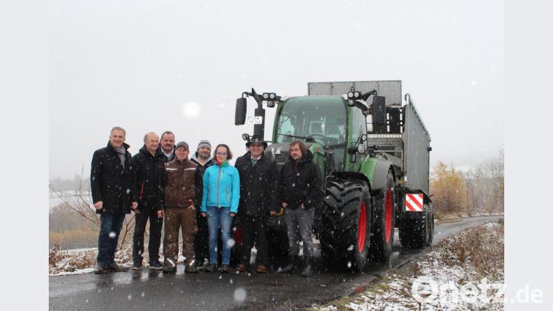 Ikom-Verbandsvorsitzender Roland Grillmeier mit Ikom-Geschäftsführer Wolfgang Kaiser, Bärnaus Zweitem Bürgermeister Michael Schedl, Landwirt Mario Rössler aus Naab, Michael Aulbach vom Büro Planwerk, Lisa Berner vom Planungsbüro Team 4, Neualbenreuths Bürgermeister Klaus Meyer und Regionalmanager der Ikom Stiftland Markus Frank (von links) beim vor-Ort-Termin am Naaber Berg. Bild: Susanne Forster