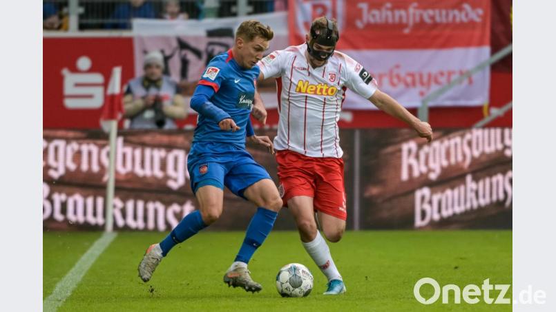 Der Regensburger Maskenmann Benedikt Gimber (rechts) attackiert in dieser Szene Konstantin Kerschbaumer. Bild: Armin Weigel/dpa