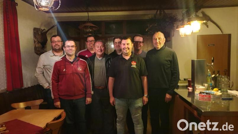 Julian Reil (Dritter von rechts) ist der neue Vorsitzende der Clubberer, Bernhard Lindner (Zweiter von links) sein Stellvertreter. Erwin Bock (Vierter von links) wurde in der Jahreshauptversammlung für seine 30-jährige Mitgliedschaft geehrt. Bild: fla