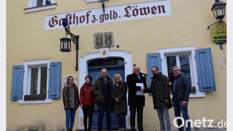Zur Übergabe des Förderbescheids für die Restaurierung des „Goldenen Löwen“ kamen (von links) Daniela Pöhlmann von der Stewog, Martina Prucker vom Bauamt, Bauamtsleiter Stefan Büttner, Krystina Stegert, Oberbürgermeister Oliver Weigel, Reinhard Stegert und Max Wittmann. Bild: fphs