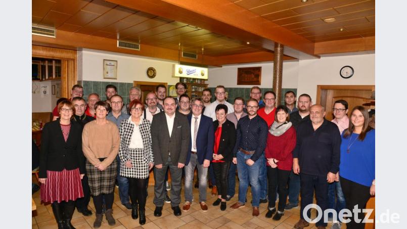 Die Kandidaten engagieren sich im Ort und sind ein Abbild der Bevölkerung, sagt Eslarns Bürgermeister Reiner Gäbl (vorne, fünfter von links). Waidhaus Bürgermeisterin Margit Kirzinger (links) lobt die Zusammenarbeit in den vergangenen sechs Jahren. Bild: bey