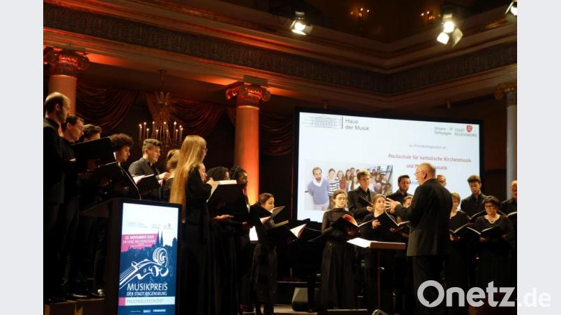 Der Neue Kammerchor der Hochschule für katholische Kirchenmusik Regensburg trug „The Passing of the Year“ von Jonathan Dove vor. Bild: Susanne Wolke