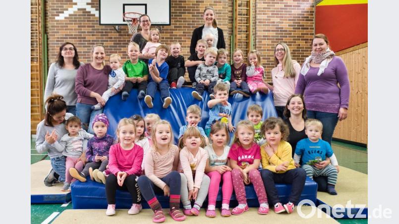 Die „Schlawiner“ mit ihren Betreuerinnen haben Spaß und Freude an ihren abwechslungsreichen Sportstunden. Bild: tkr