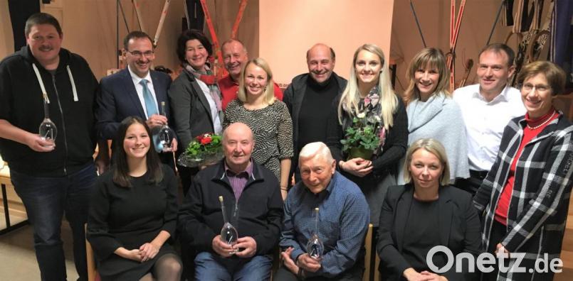 Laura Frenzel (Achte von rechts) und ihr neuer Vorstand sind stolz auf die Pionierarbeit von Richard Grundler (vorne, Zweiter von links) und Heinz Strmiska (vorne, rechts). Bild: cro