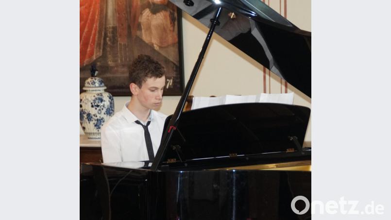 Für die musikalische Umrahmung der Vernissage sorgte Daniel Roiger. Bild: weu