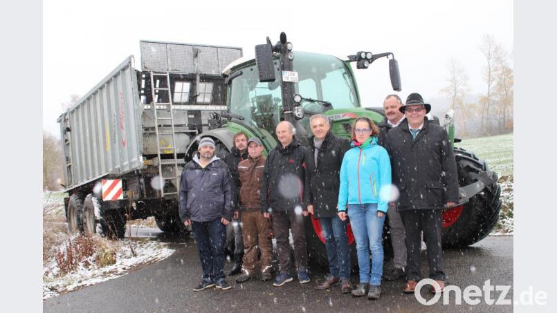 Michael Aulbach vom Büro Planwerk Regionalmanager der Ikom Stiftland Markus Frank, Landwirt Mario Rössler aus Naab, Ikom-Geschäftsführer Wolfgang Kaiser, Ikom-Verbandsvorsitzender Roland Grillmeier, Lisa Berner vom Büro Team 4, Zweiter Bürgermeister von Bärnau Michael Schedl und Neualbenreuths Bürgermeister Klaus Meyer. Bild: Susanne Forster