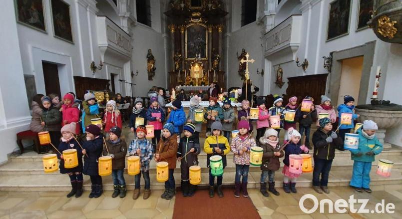 Mit selbst gebastelten Laternen ziehen die Mädchen und Buben von der Kirche zum Kindergarten. Bild: exb/Katharina Pfistermeister