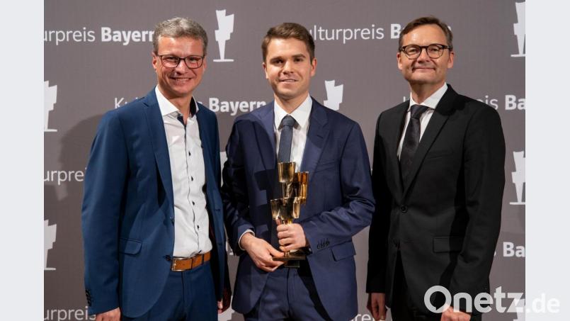 Den "Gedankenblitz" bekommt Philipp Heß (Mitte) von Minister Bernd Sibler (links) und Reimund Gotzel, Vorstandsvorsitzender der Bayernwerk AG. Bild: exb/Alex Schelbert/Bayernwerk AG