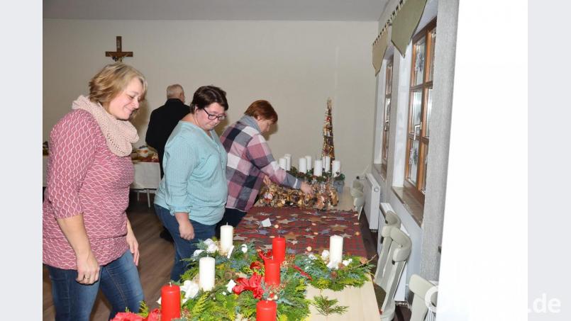 Der erste Advents- und Weihnachtsbasar der Ministrantengruppe stößt bei Machern und Interessenten gleichermaßen auf große Bewunderung. Bild: fjo
