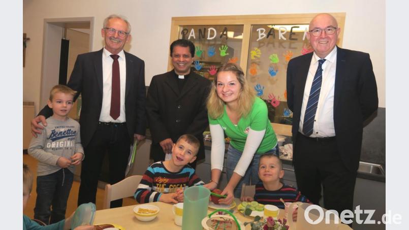 Bürgermeister Harald Bemmerl, Pfarrer Stefan und Dekan Hans Amann (von links) freuten sich mit den Kindern und Kinderpflegerin Tina Sumbiller über die Bedingungen mit neuem Kindergarten mit Kinderkrippe. Bild: Hirsch