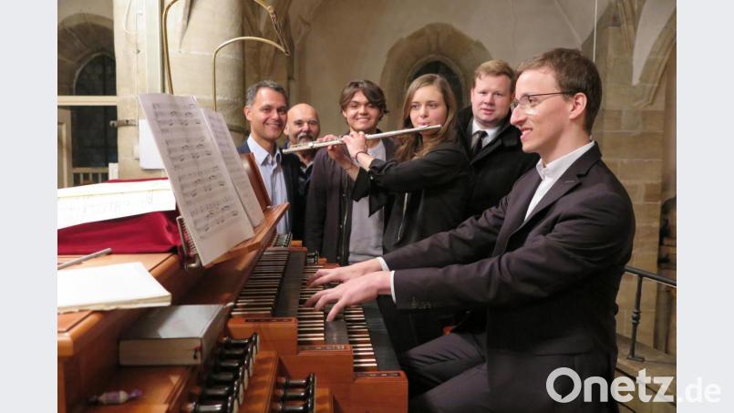 Pfarrer Thomas Kraus (Zweiter von rechts) sowie die HuK-Vorsitzenden Leonhard Zintl und Georg Wagner sich bei Moderator Lukas Zintl, Flötistin Johanna Nickl und Organist Florian Löw (von links) für das eindrucksvolle Kirchenkonzert. Bild: jzk