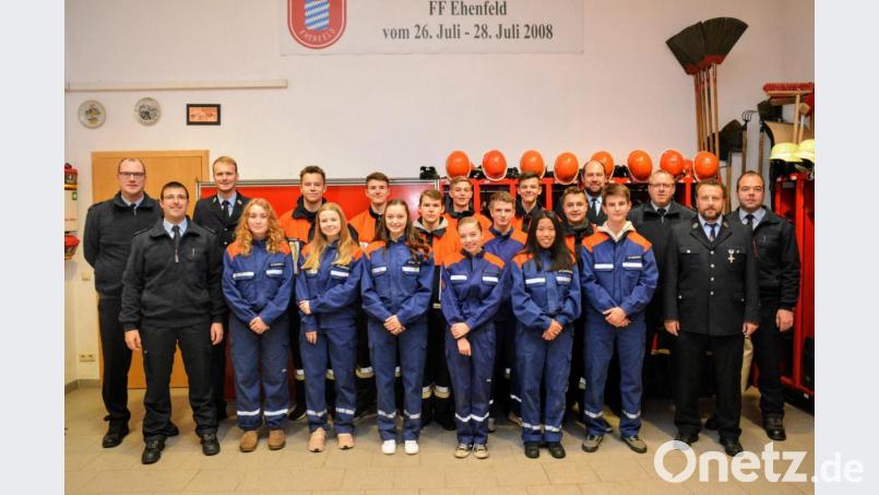 Fachkreisbrandmeister Ausbildung, Roland Kolbeck (von links), die Schiedsrichter Horst Kellner und Christoph Erras, Jugendwart Klaus Schlosser, Kreisbrandinspektor Martin Schmidt, 2. Kommandant Christian Lenk und Kreisbrandmeister Marco Weiß gratulieren den Teilnehmern zu den guten Leistungen. Bild: fdl