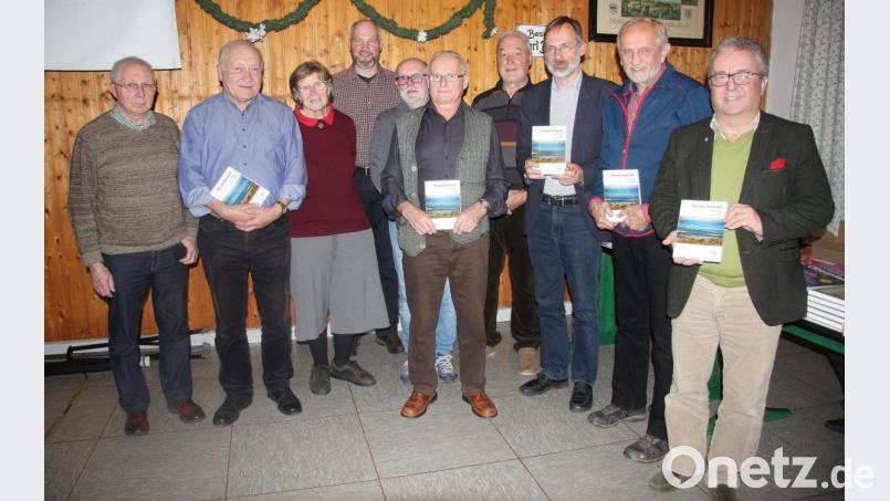 Der 27. Band von „Wir am Steinwald“ wurde am Samstagabend in Wiesau vorgestellt. Bürgermeister Toni Dutz (rechts) gratulierte zum neuen heimatkundlichen Werk in gebundener Form. Bild: wro