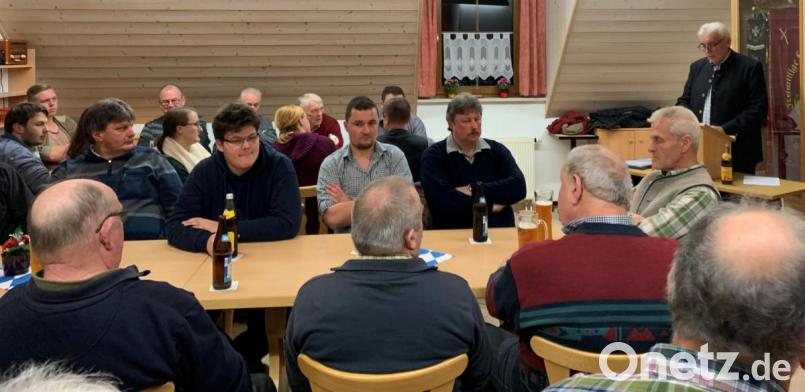 Sehr gut besucht war die Bürgerversammlung im Ahornberger Feuerwehrhaus, bei Zweiter Bürgermeister Josef Hecht (stehend) unter anderem Fragen zum geplanten Rathausneubau beantwortete. Bild: mez