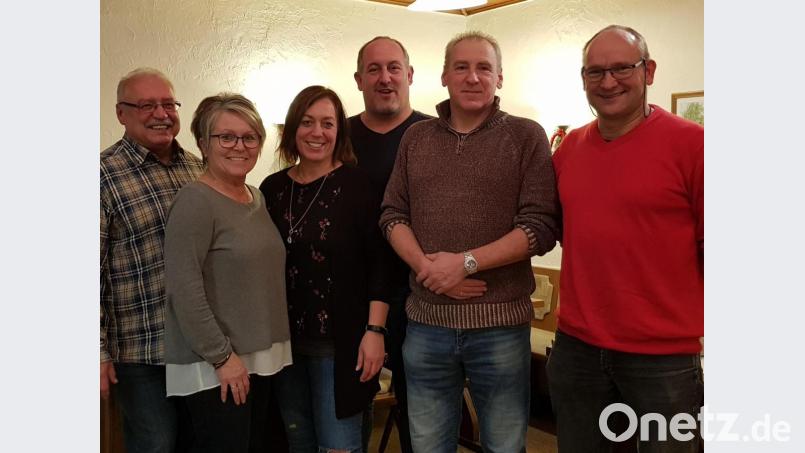 Thomas Zöller (rechts) wurde für treue Mitgliedschaft geehrt. Ihm gratulierte das neue Führungsteam mit (von links) Kassier Hans Czerwik, Erste-Hilfe-Ausbilderin Doris Czerwik, Schriftführerin Kerstin Wirnitzer, Vorsitzendem Arno Wirnitzer und seinem Stellvertreter Mike Keiner. Bild: exb