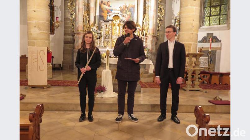 Moderator Lukas Zintl stellte die beiden jungen Künstler Johanna Nickl (links) und Florian Löw (rechts) vor. Bild: jzk