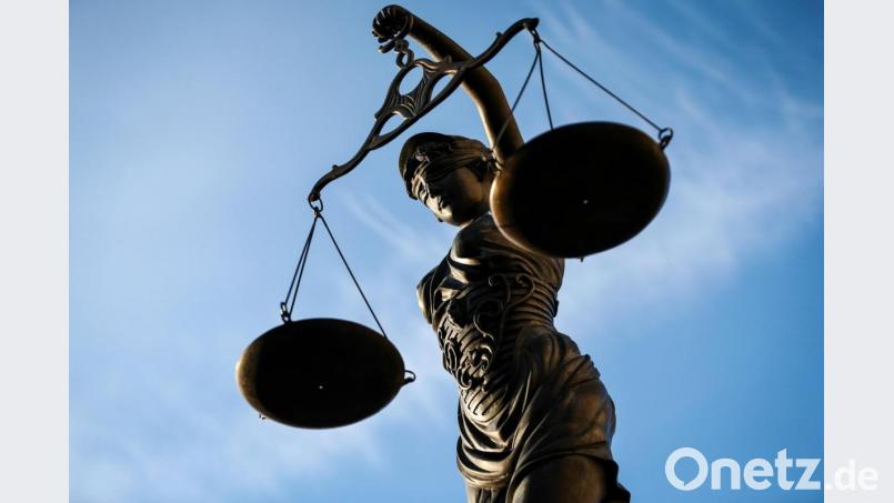 Eine Statue der Justitia hält eine Waage in ihrer Hand. Symbolbild: David-Wolfgang Ebener/dpa