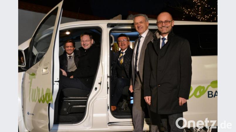 Landtagsabgeordneter Tobias Reiß, Staatsminister Hans Reichhart, Erbendorfs Bürgermeister Hans Donko, Landratskandidat Roland Grillmeier und stellvertretender Landrat Alfred Scheidler fühlen sich wohl im E-Baxi. Reichhart hatte den Bescheid für eine dauerhafte Förderung und fast 400 000 Euro im Gepäck. Bild: szl
