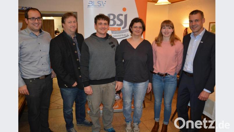 Die Glückwünsche galten dem neuen Team der BSLV-Kreisjugendleitung. Unser Bild zeigt (von links) stellvertretenden Bezirksjugendleiter Magnus Berzl, BLSV-Bezirksvorsitzenden Hermann Müller, das neue Jugendteam mit Markus Neugirg, seine Frau Barbara, sowie Lisa-Maria Neugirg und BLSV-Kreisvorsitzenden Andreas Malzer. Bild: jr