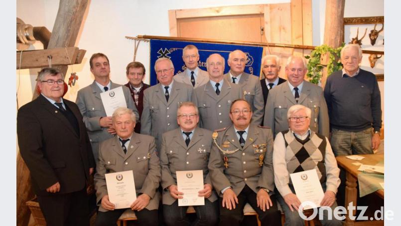 Mario Rössler (sitzend zweiter von rechts) ist auch die nächsten vier Jahre Vorsitzender der KSK Irchenrieth. Bild: fz