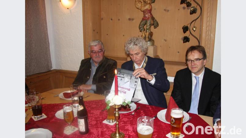 Den neuen Heimatkalender „Wiesau und seine Wirtshäuser“ bekamen die Ehrengäste als Erinnerung überreicht. Über den bebilderten Rundgang durch das alte Wiesau freuten sich Regierungsvizepräsident Christoph Reichert und Landrat Lippert (von rechts). Bild: wro