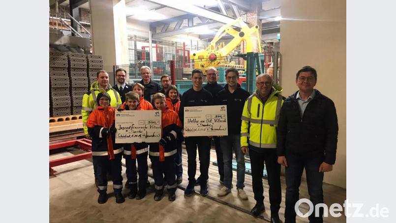 Geschäftsführer Paul Simmerbauer (Zweiter von rechts) und Felix Graf (links), Betriebsleiter in Schönlind, übergeben von Leipfinger-Bader je 500 Euro an die Jugendfeuerwehr und die Helfer vor Ort Vilseck. Bild: exb