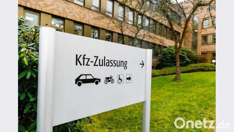 Soll die Zulassungsstelle am Landratsamt länger oder möglicherweise samstags geöffnet werden? Einen entsprechenden Prüfauftrag erteilte der Kreisausschuss nach einem CSU-Antrag mehrheitlich der Verwaltung. Bild: Hösamer