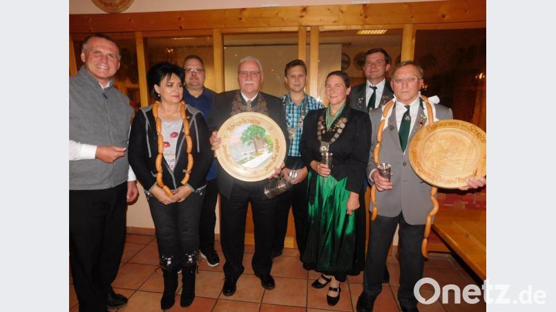 Der neuen Königsriege mit Adjutant Norbert Bayer, Schützenkönigin Irene Bauer, Jungschützenkönig Daniel Busch, Schützenkönig Wilfried Frei und Adjutantin Ilona Buchbinder (von rechts) gratulierten Vorsitzender Christian Walter (Zweiter von rechts), Schützenmeister Roland Busch (Dritter von links) und Bürgermeister Wolfgang Hübner (links). Bild: hai