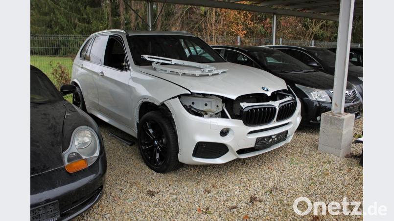 Auch die Frontscheinwerfer des BMW X5 gehörten zur Beute der Diebe. Bild: Polizei/exb