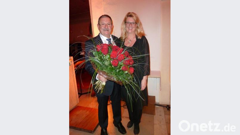 Rosen für Chordirektor Wolf Bild: wrt