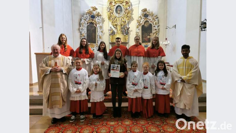 Pfarrer Erwin Bauer und Pfarrvikar Bivin dankten den neuen Minis für ihre Bereitschaft am Altar zu dienen und Anna-Lena Klug für ihre siebenjährige Treue. Bild: gz
