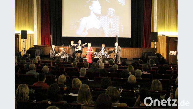 Billy Holiday auf der Leinwand, die Gruppe Cappuccino auf der Bühne: Starke Frauenstimmen heißt das Programm der Band aus Burglengenfeld, die zum 50. Geburtstag der Lebenshilfe Amberg-Sulzbach im Ring-Theater auftrat. Bild: dwi