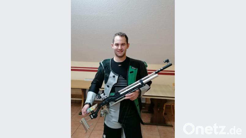 Nach dem Matthias Reis am Anfang der Runde technische Probleme mit seinen Luftgewehr-Abzug hatte, ist er nun wieder voll in der Spur und kämpft sich auch in der Einzelwertung wieder nach oben. Bild: slh